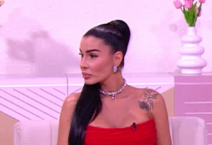 VATRENO IZDANJE MIE BORISAVLJEVIĆ! Pevačica pozirala u crnom bodiju, trake na butinama otkrile više nego što je planirala